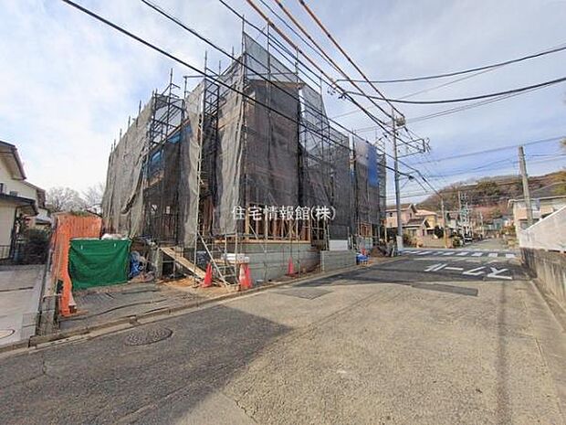 前面道路を含めた現地写真です。