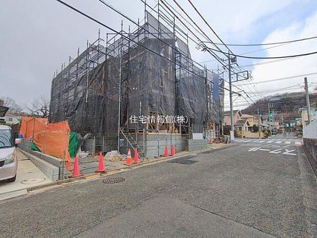 前面道路を含めた現地写真です。