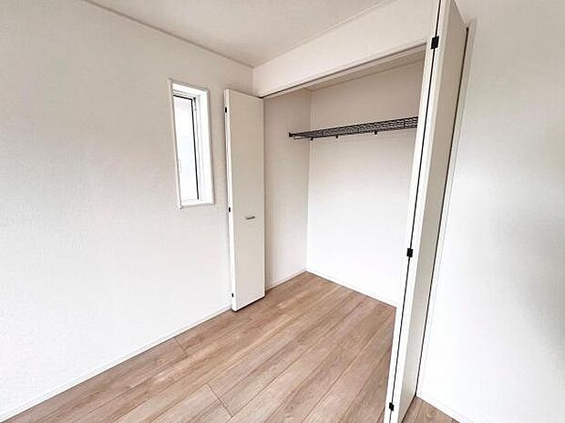 いつでもお部屋をスッキリお使い頂ける収納スペースを設置。