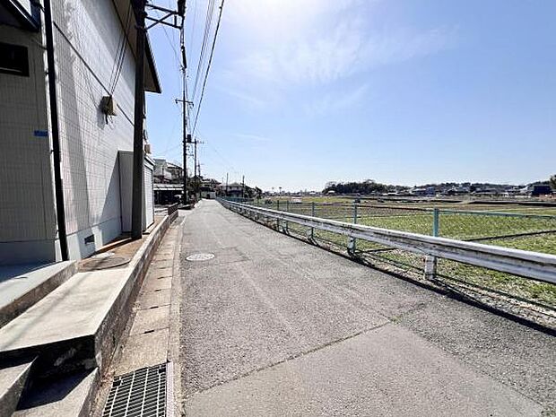 前面道路を含めた現地写真です。