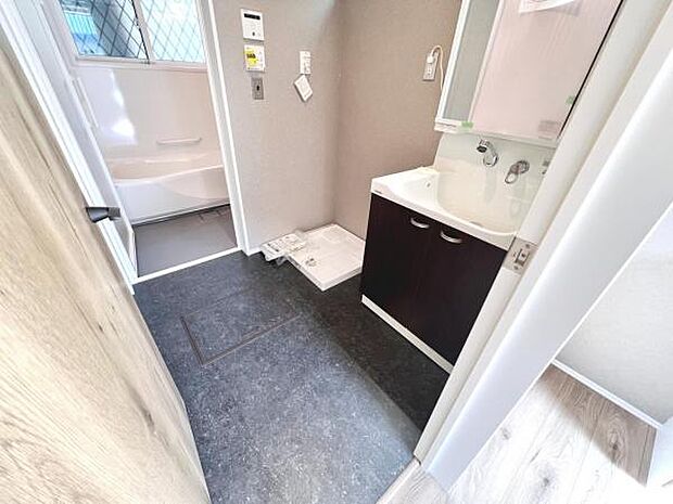 脱衣所は小さなお子様がいるご家庭にも重宝されます。