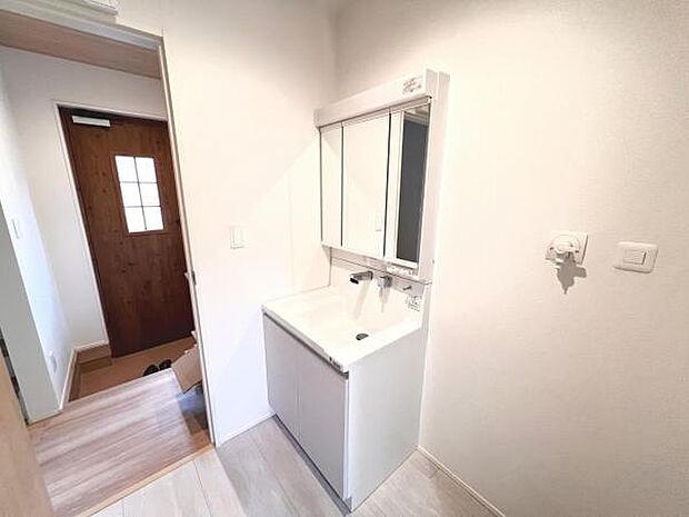 洗面化粧台です。朝の身支度から1日が始まります。