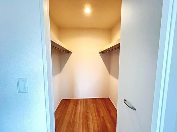 ウォークインクローゼットがあり収納スペースも豊富。季節物もスッキリ片付きそうです。