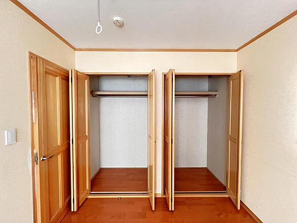 いつでもお部屋をスッキリお使い頂ける収納スペースを設置。