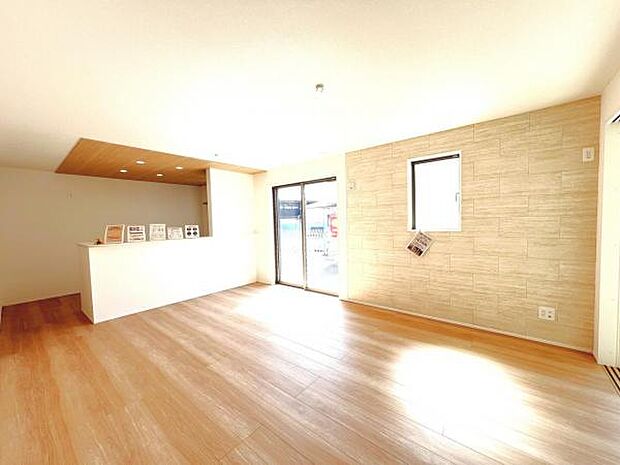 お食事中もキッチンと会話が楽しめるダイニングスペース。