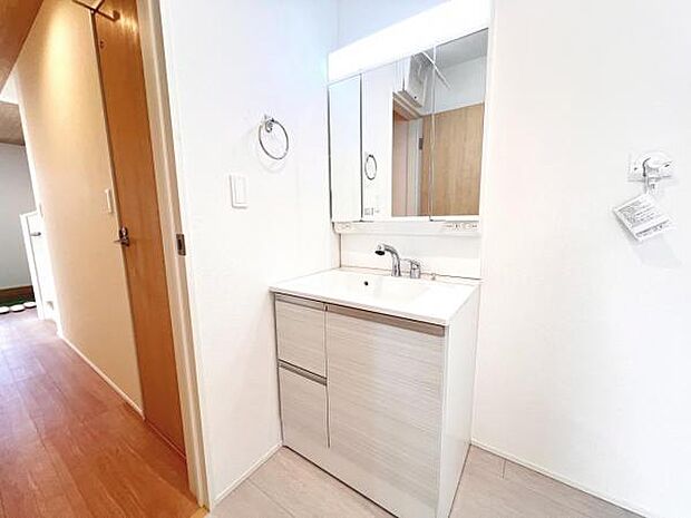 洗面化粧台です。朝の身支度から1日が始まります。