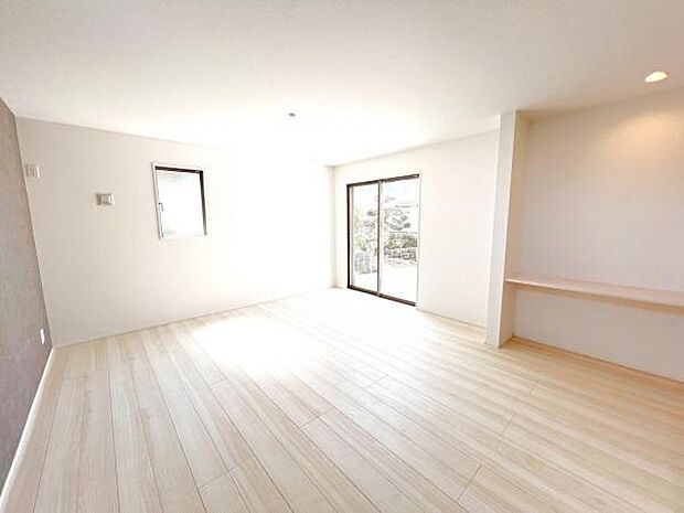 お食事中もキッチンと会話が楽しめるダイニングスペース。