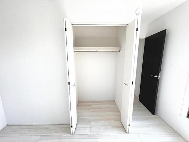 いつでもお部屋をスッキリお使い頂ける収納スペースを設置。