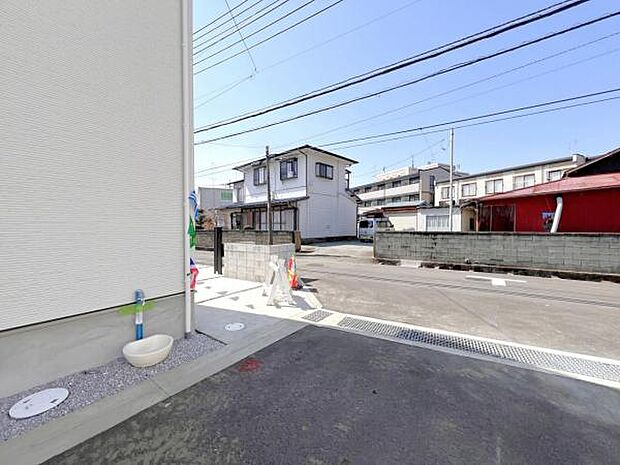 前面道路を含めた現地写真です。
