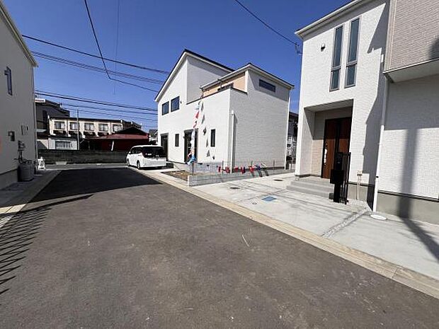 前面道路を含めた現地写真です。