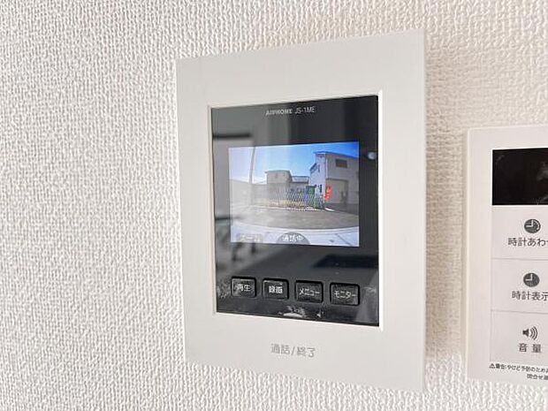 訪問者を確認できるTVモニター付きインターフォンです。