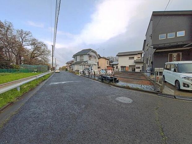 前面道路を含めた現地写真です。