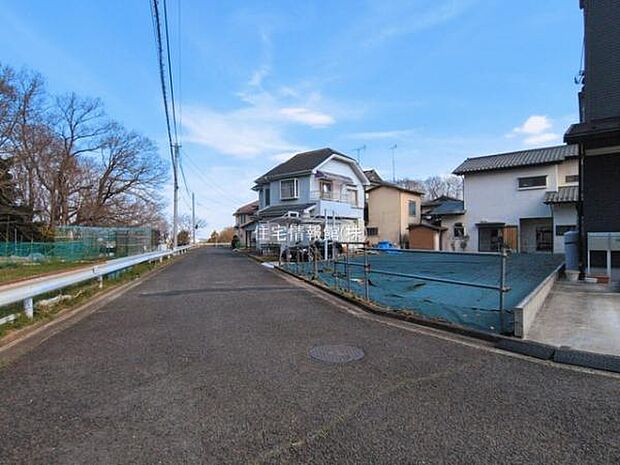 前面道路を含めた現地写真です。