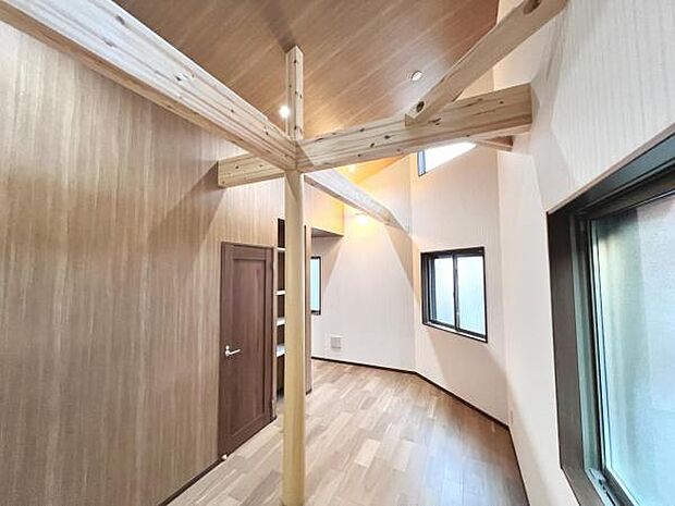 家族団らんの場所としてゆったりと居心地の良いリビングです。