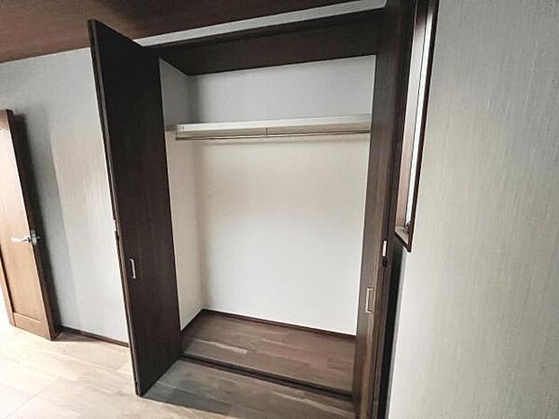 いつでもお部屋をスッキリお使い頂ける収納スペースを設置。