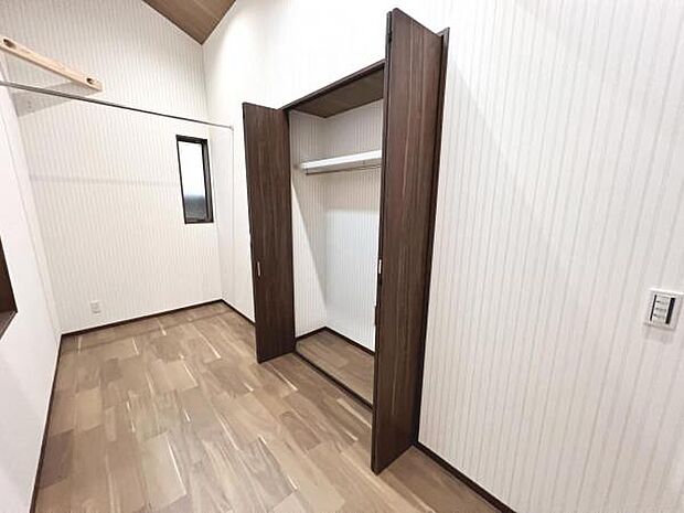 いつでもお部屋をスッキリお使い頂ける収納スペースを設置。