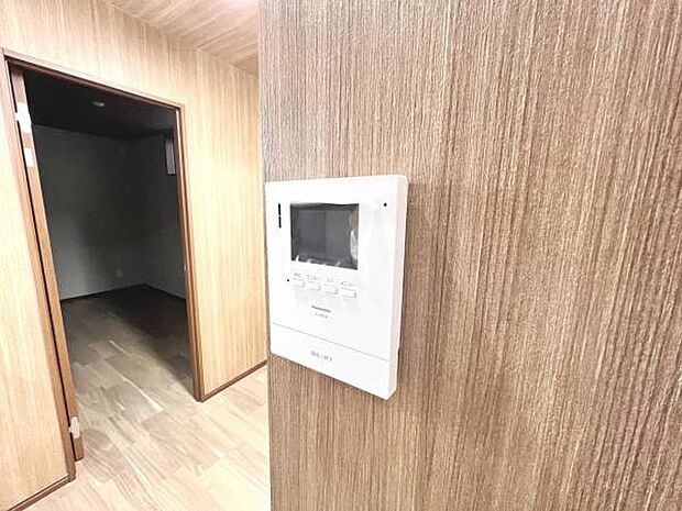 訪問者を確認できるTVモニター付きインターフォンです。