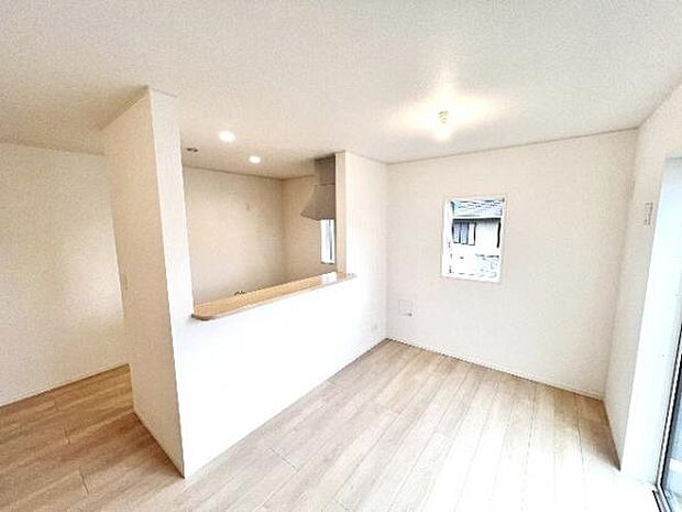 お食事中もキッチンと会話が楽しめるダイニングスペース。