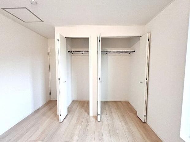 いつでもお部屋をスッキリお使い頂ける収納スペースを設置。