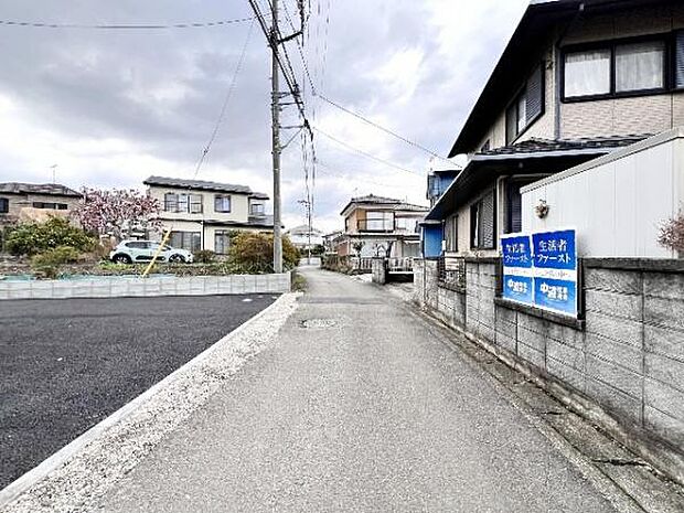 前面道路を含めた現地写真です。