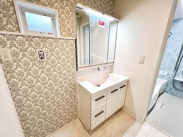 洗面化粧台です。朝の身支度から1日が始まります。