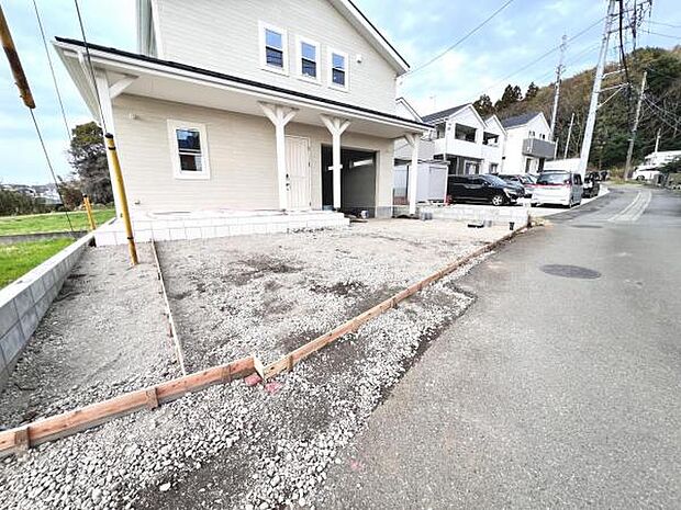 前面道路を含めた現地写真です。