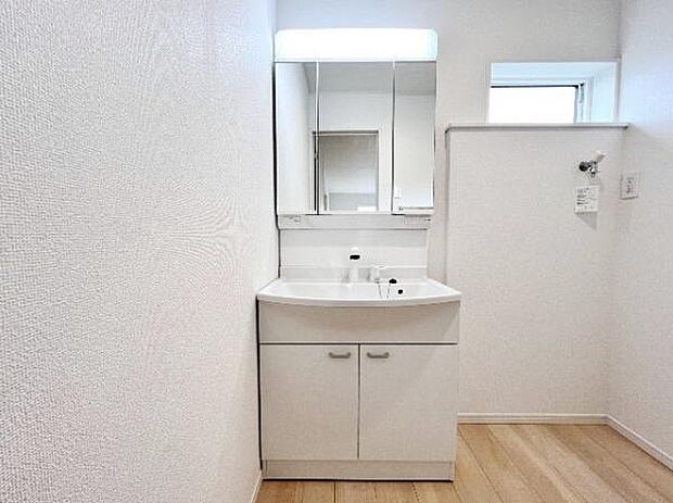 洗面化粧台です。朝の身支度から1日が始まります。