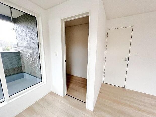 いつでもお部屋をスッキリお使い頂ける収納スペースを設置。