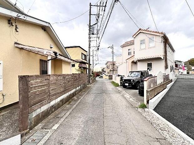 前面道路を含めた現地写真です。