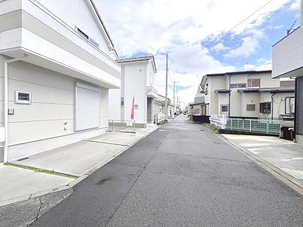 前面道路を含めた現地写真です。