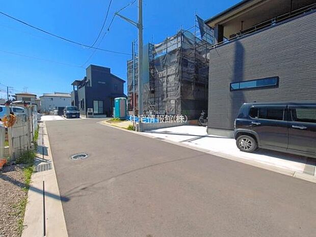 前面道路を含めた現地写真です。