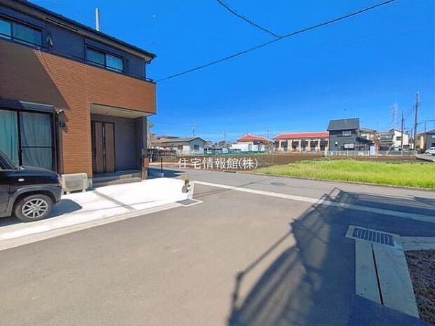 前面道路を含めた現地写真です。