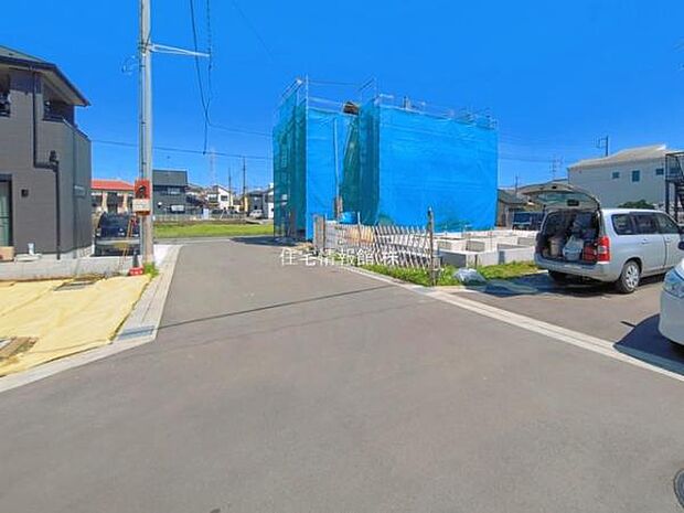 前面道路を含めた現地写真です。