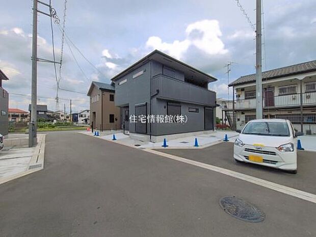 前面道路を含めた現地写真です。