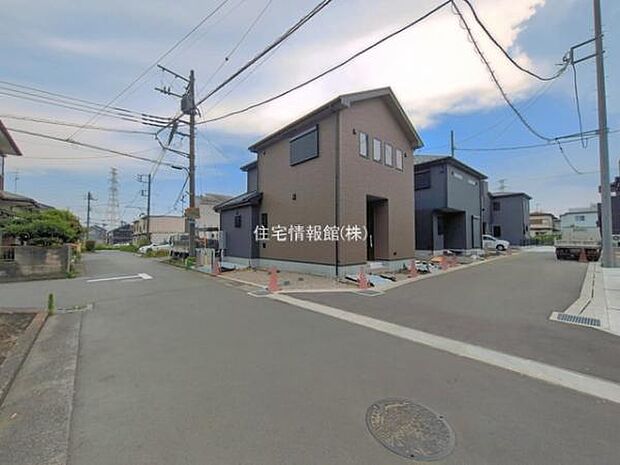 前面道路を含めた現地写真です。