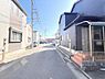 外観：前面道路を含めた現地写真です。
