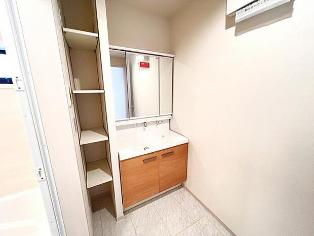 洗面化粧台です。朝の身支度から1日が始まります。