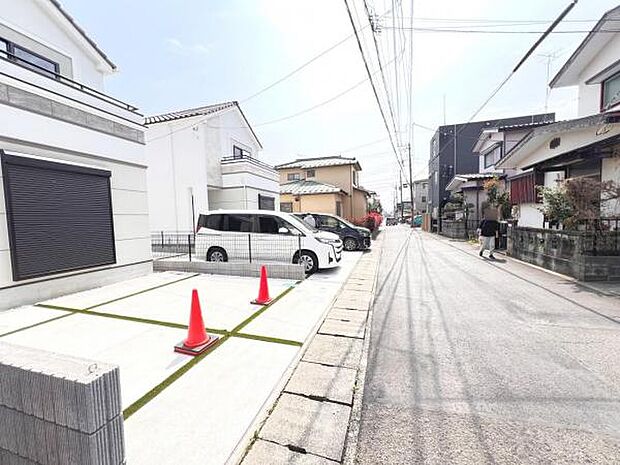 前面道路を含めた現地写真です。