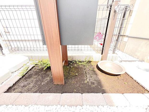 お庭スペースは、ガーデニングやお子様との外遊びなど多彩な用途でお楽しみいただけます。