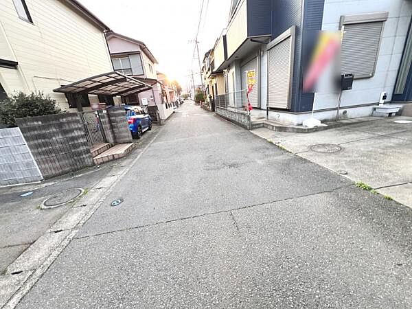 前面道路を含めた現地写真です。
