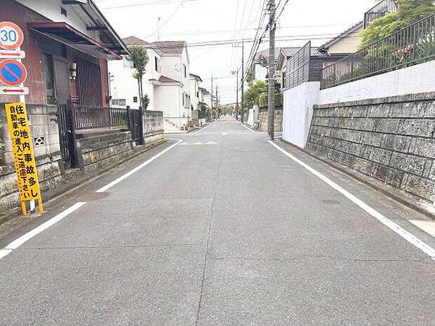 前面道路を含めた現地写真です。