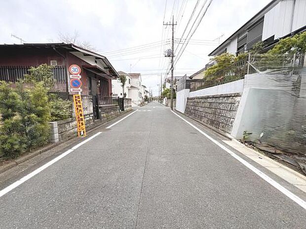 前面道路を含めた現地写真です。
