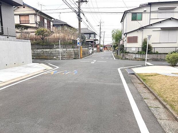 前面道路を含めた現地写真です。