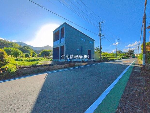 前面道路を含めた現地写真です。