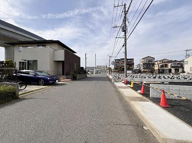 前面道路を含めた現地写真です。