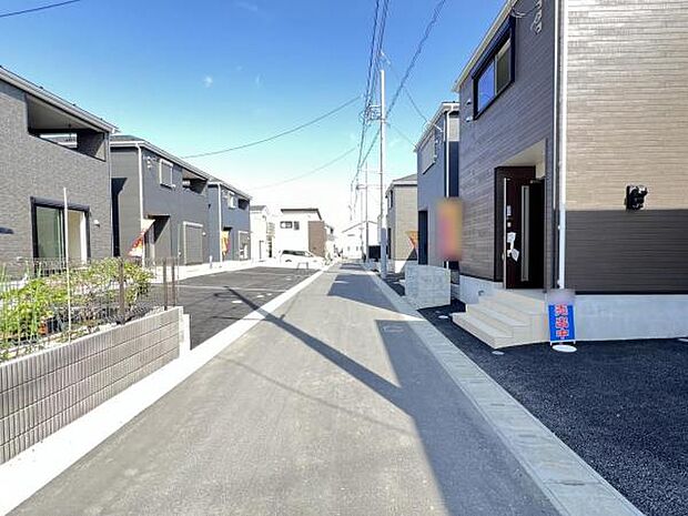 前面道路を含めた現地写真です。