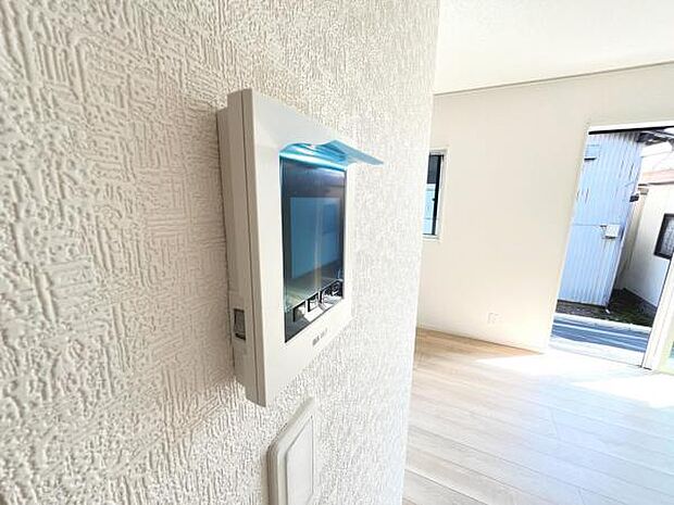 訪問者を確認できるTVモニター付きインターフォンです。