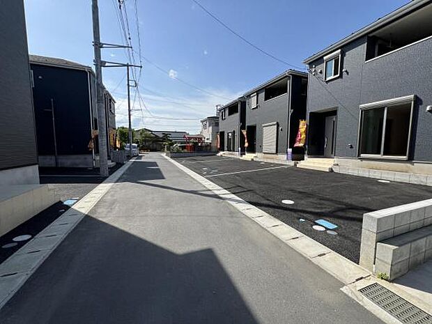 前面道路を含めた現地写真です。