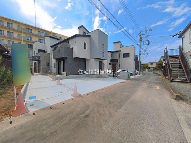 前面道路を含めた現地写真です。