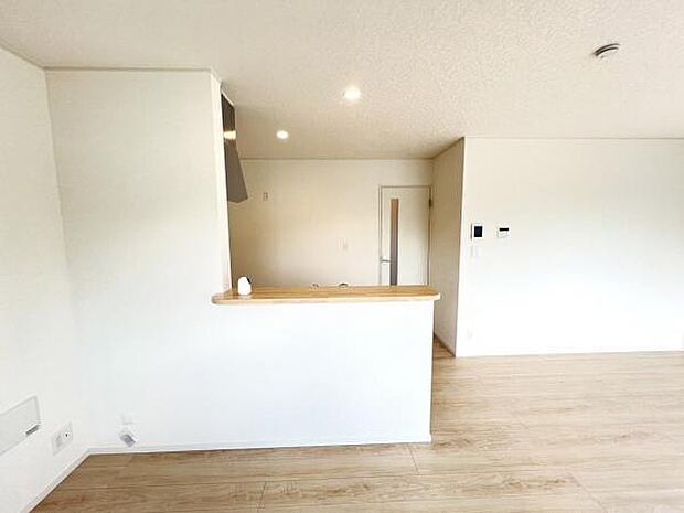 お食事中もキッチンと会話が楽しめるダイニングスペース。